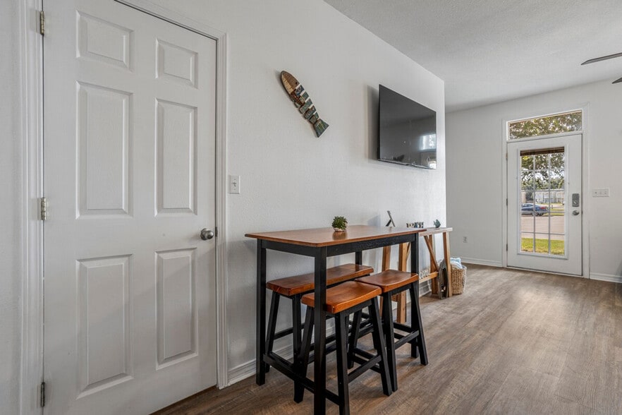 Building Photo - 241 Cowan Rd