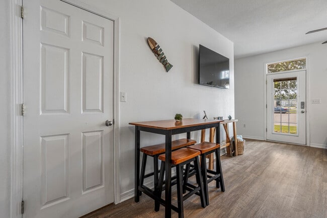 Building Photo - 241 Cowan Rd