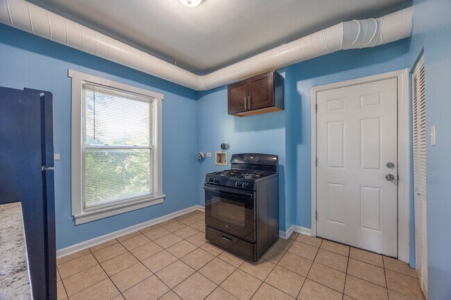 Building Photo - 4058 W Congress Pkwy