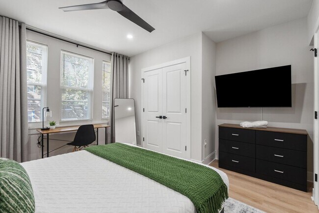 Building Photo - Luxurious 3-Bedroom Townhome in Point Breeze! Available NOW!