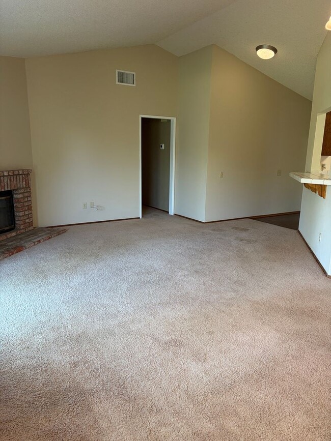 Building Photo - Move in Ready, single story 3 Bed / 2 Bath with Huge Backyard!