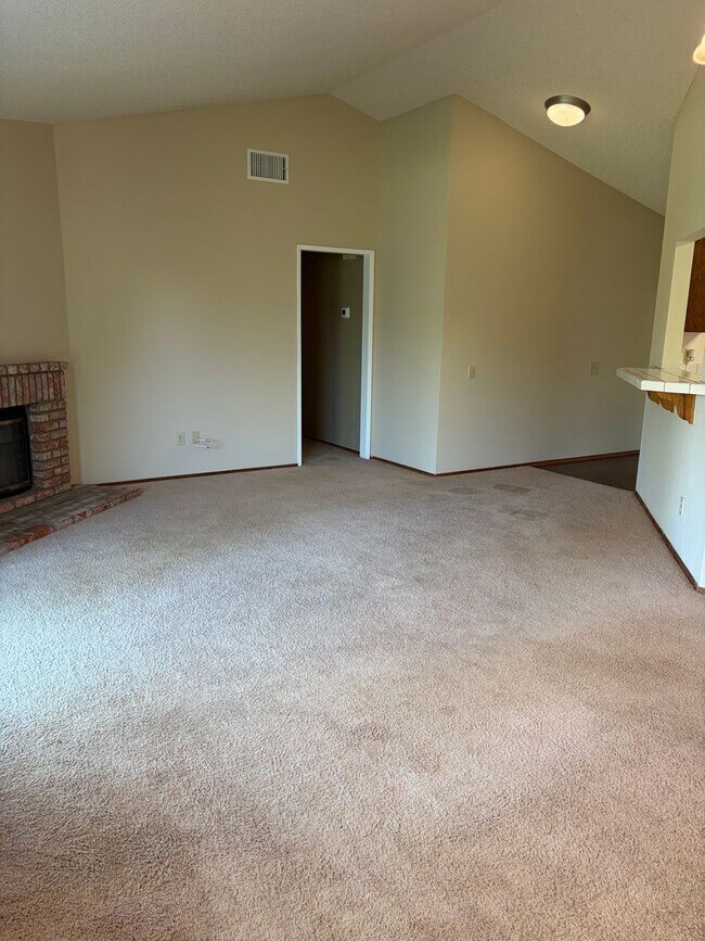 Building Photo - Rare 3 Bed / 2 Bath with Huge Backyard!