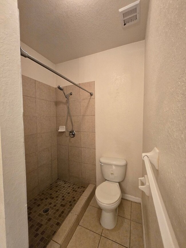Building Photo - 2/2 ( Eagle Trace) Charming, updated townh...