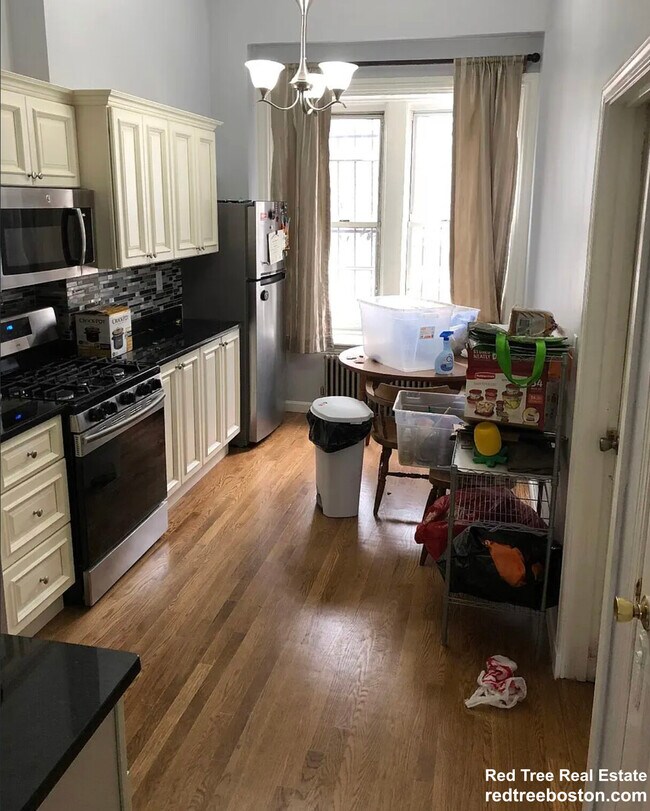 Building Photo - 686 Parker St