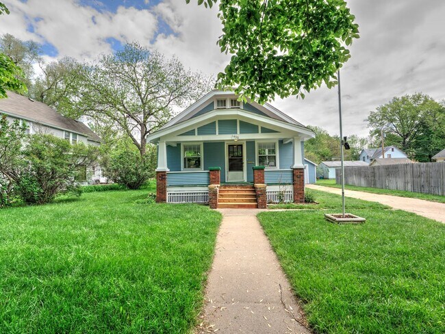 Building Photo - 3 Bedroom / 1 Bath Home with Washer/Dryer ...