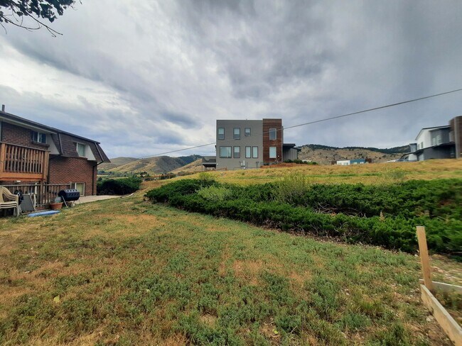 Building Photo - FREE PETS & UTILITIES INCLUDED! Quiet 2BR Golden 4-Plex Apt Near Movement Climbing Gym