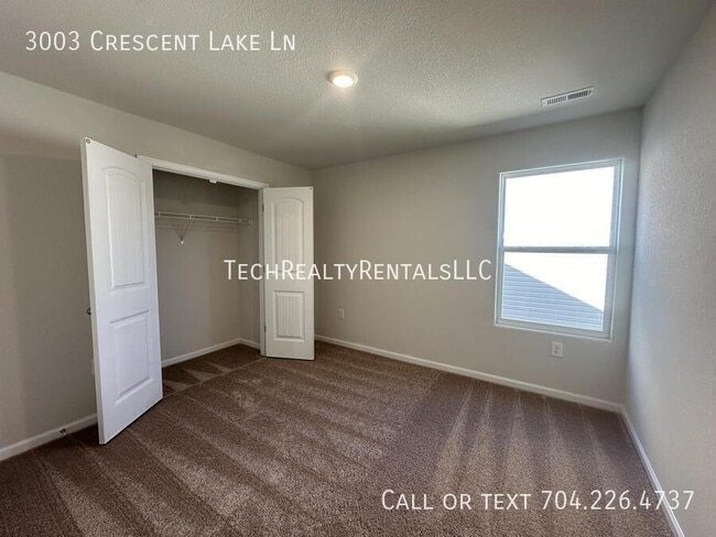 Building Photo - 3003 Cres Lk Ln