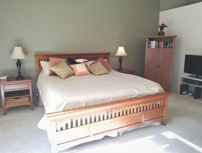 Building Photo - 319 Vista Royale Dr