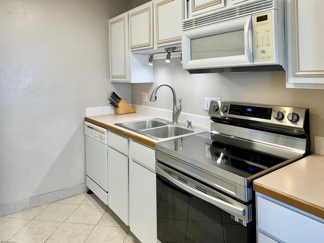 Building Photo - Furnished 2 bedroom 2 bath condo 2 assigned parking stalls