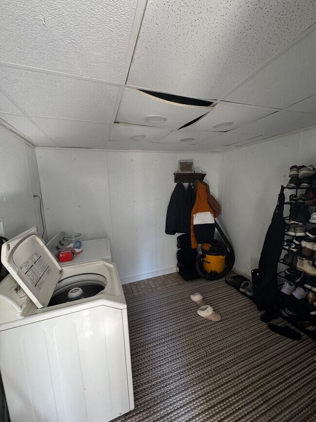 Building Photo - Great duplex 3 bed 1 bath townhome.