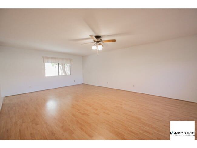 Building Photo - Lovely 3/2 End Unit Townhouse in Glendale - Comfort &amp; Convenience!