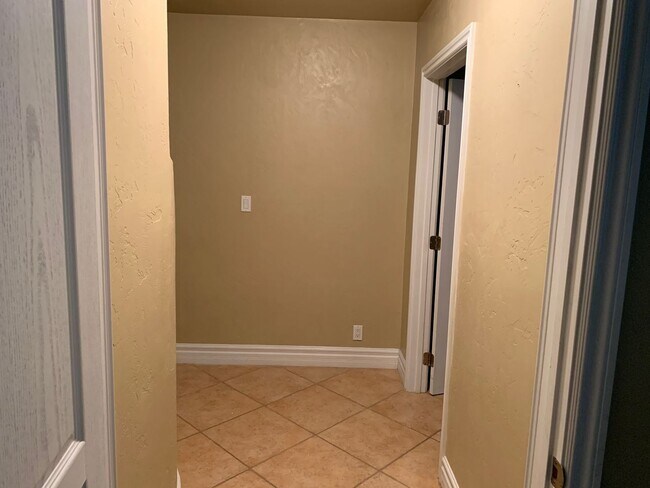 Building Photo - 5 bedroom 3 bathroom gorgeous house with v...