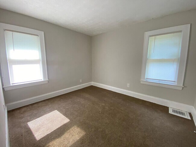 Building Photo - Beautiful Large 5 Bedroom Home Cleveland