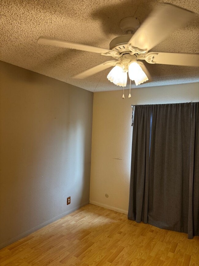 Building Photo - 2bd/2.5ba two car garage townhouse in Coro...