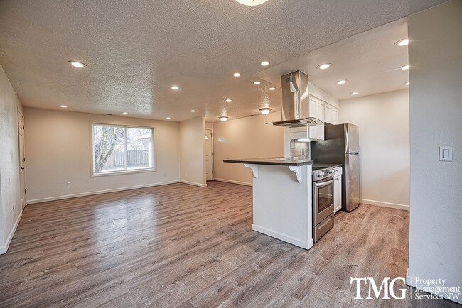 Building Photo - Tucked away 2 Bed 1 Bath Duplex in Hillsboro