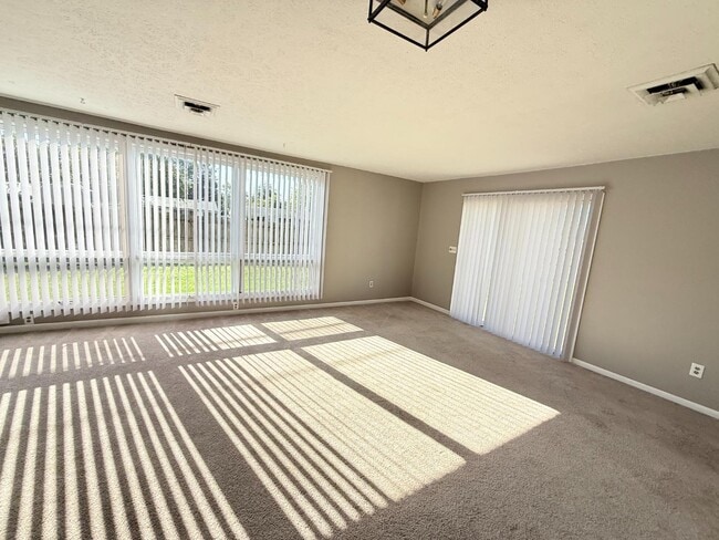 Building Photo - 1325 Longfellow Dr