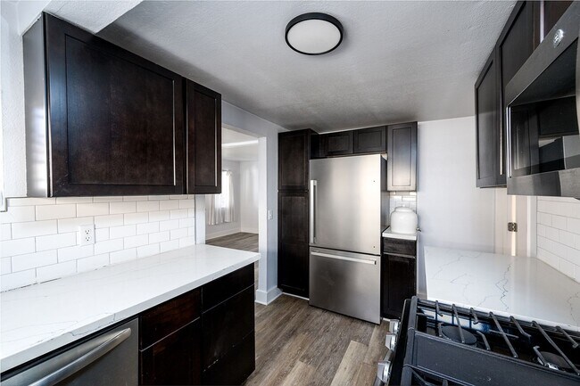 Building Photo - Awesome 2 Bed 1 Bath Remodeled House with Gated Front Yard