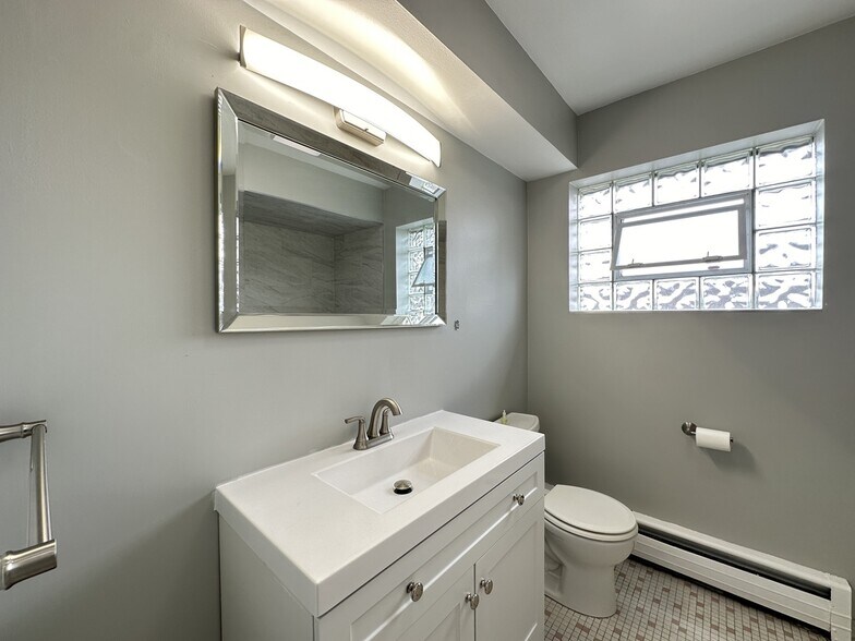Building Photo - 5837 W Addison St