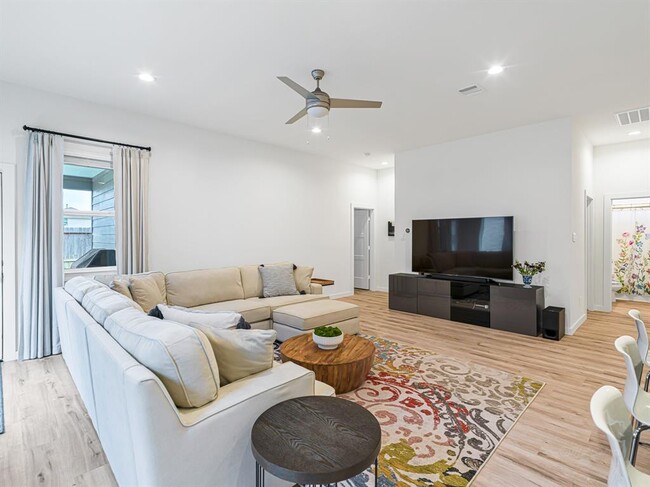 Building Photo - 22511 Petrizzi Ln