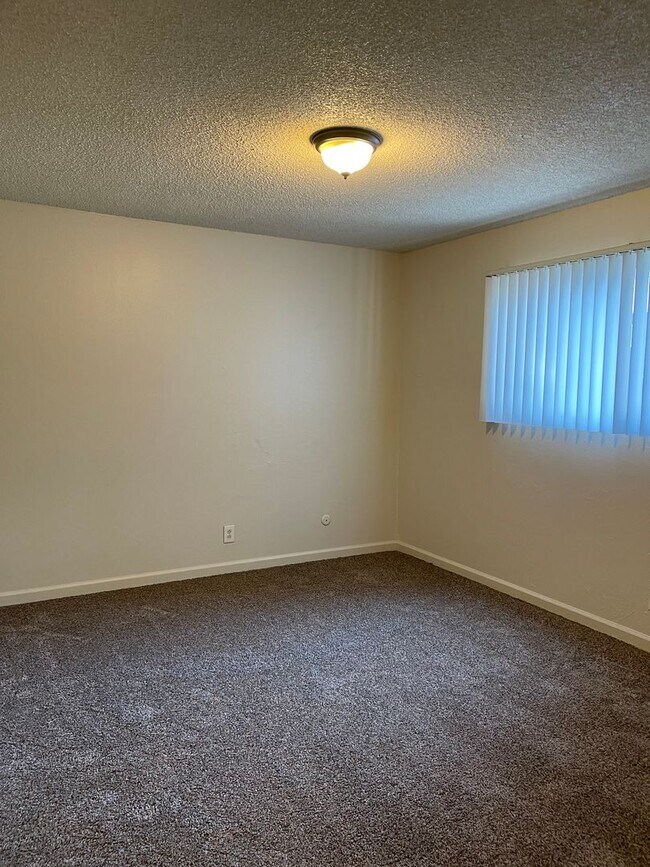Building Photo - 2 BED 1 BATH UPSTAIRS UNIT *PET FRIENDLY