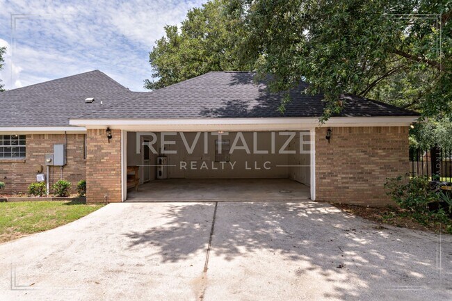 Building Photo - COMING SOON!!!   Beautiful 3 Bedroom/3 Bathroom Home in Semmes!