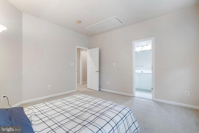 Building Photo - 43997 Riverpoint Dr