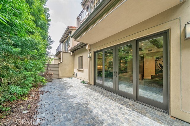 Building Photo - 823 S Bundy Dr