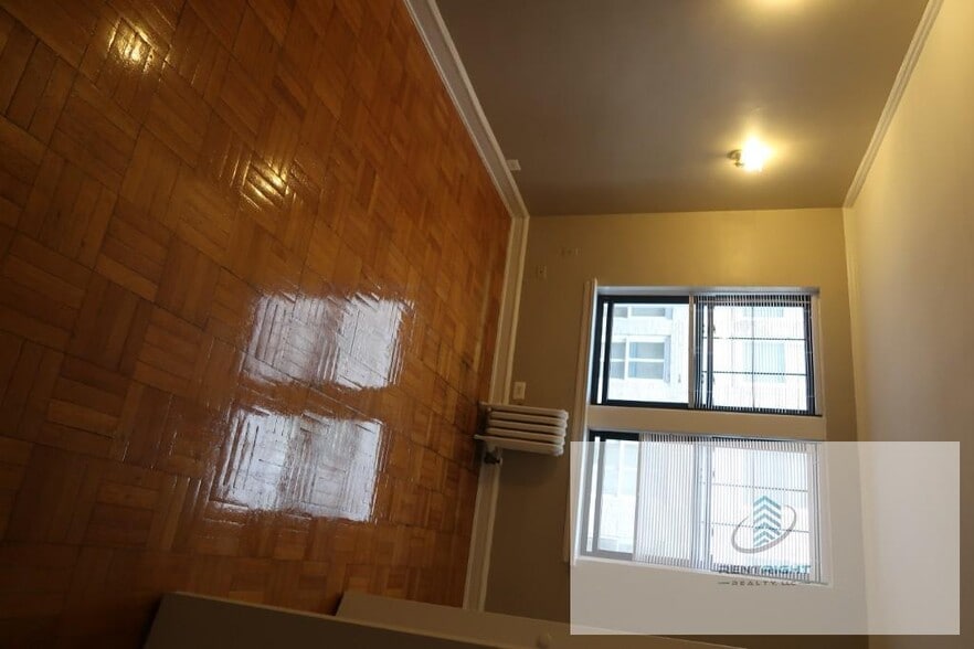 Building Photo - 1209 W Sherwin Ave