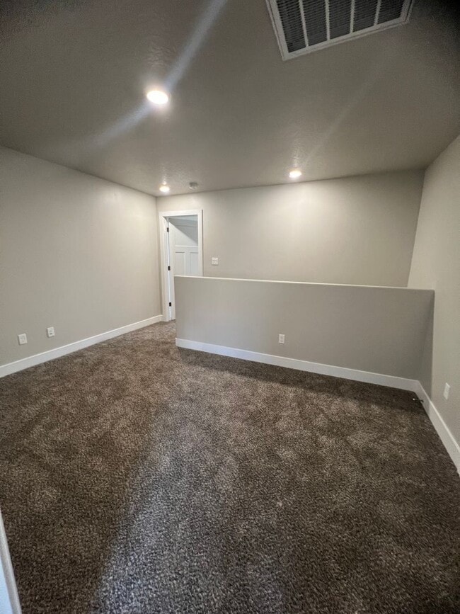 Building Photo - Ready To Move in! New 2 Bed 3 bath!