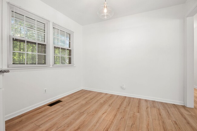 Building Photo - 1006 Willowdale Dr