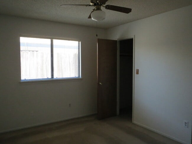 Building Photo - Well taken care of home in the heart of Clovis.