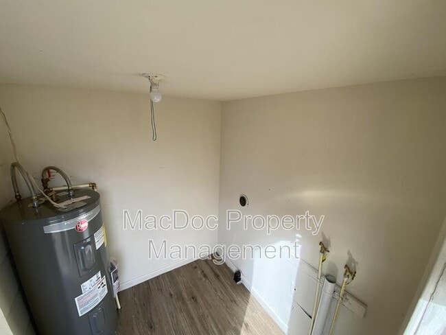 Building Photo - 6037 Rosedale Dr