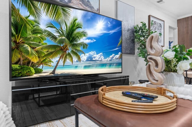 Building Photo - 606 S Sunshine Ave