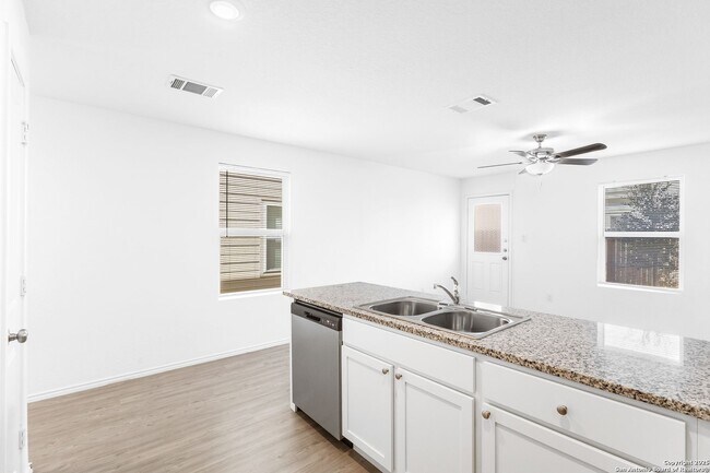Building Photo - Charming Home Awaits: Spacious & Modern Living in a Prime Location