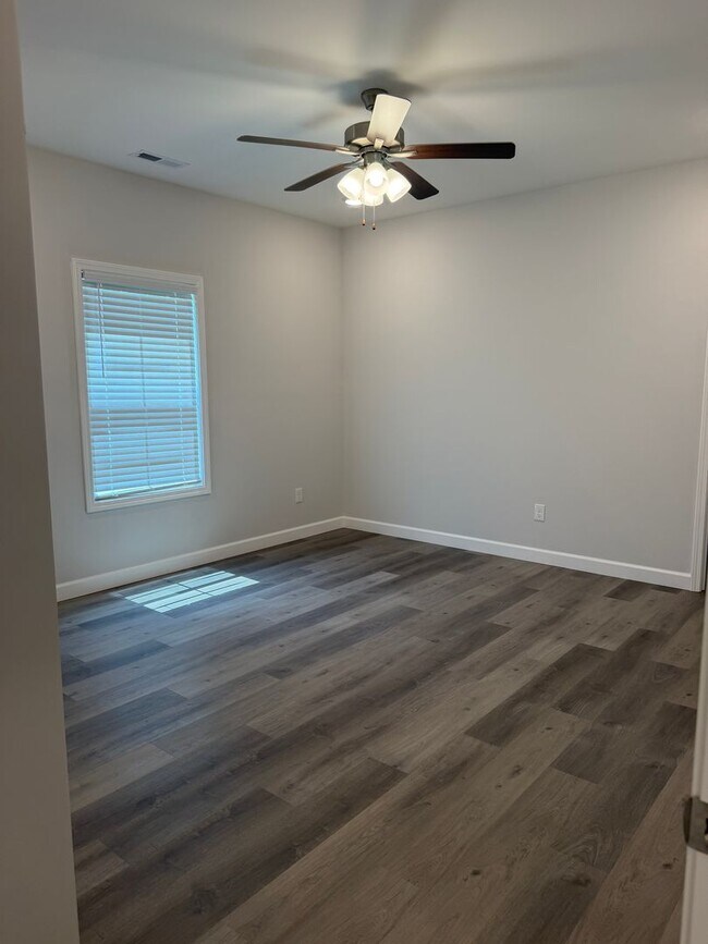 Building Photo - 933/935 Rodeo Court