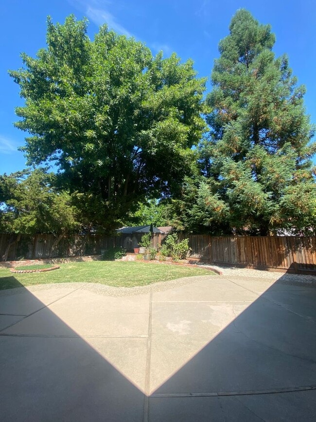 Building Photo - Pleasanton Single Story House 4 bed/2 bath, Downtown next to Amador Valley High! Great Location