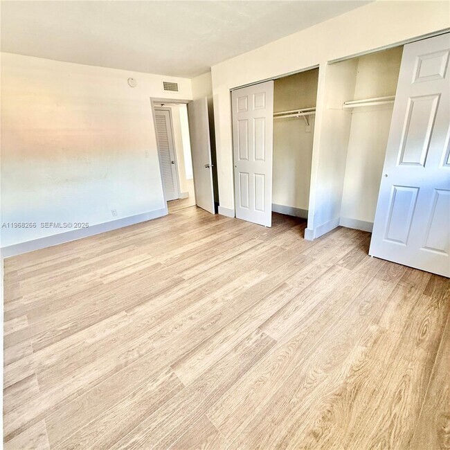 Building Photo - 1715 N 16th Ave