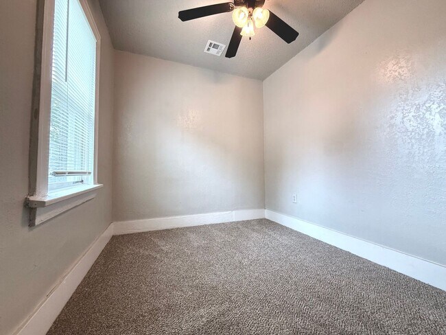 Building Photo - Large 2BD 1BA Duplex with Located in Histo...