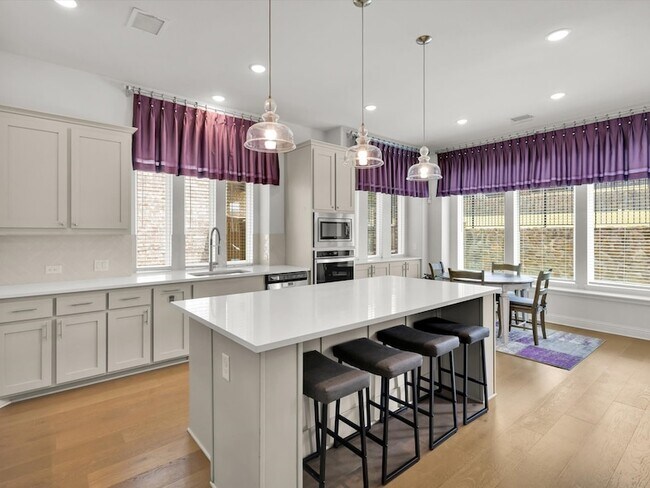 Building Photo - 439 Montrose Dr