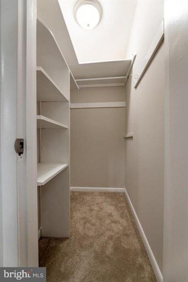 Building Photo - 10619 Weymouth St