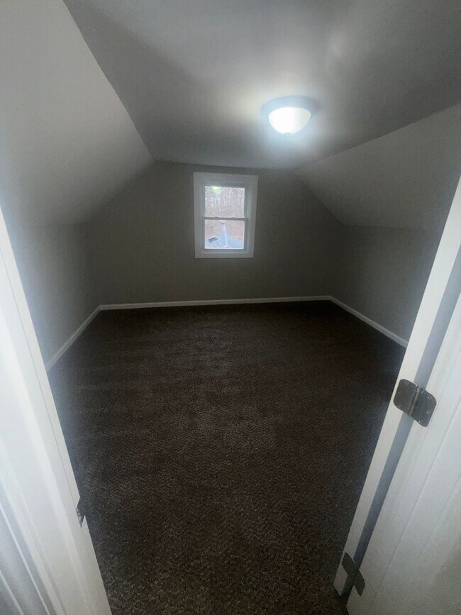 Building Photo - 6 bdrm 3 bathroom home for rent