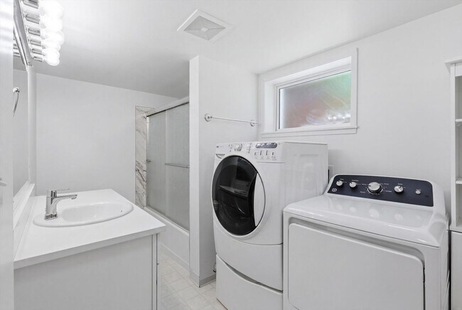 Building Photo - 4076 NE 87th St