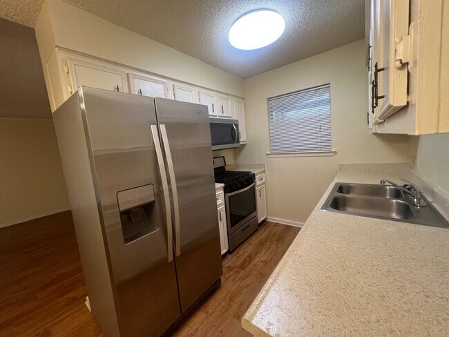 Building Photo - 2/1 with Carport / Fridge / No Carpet /Gas...
