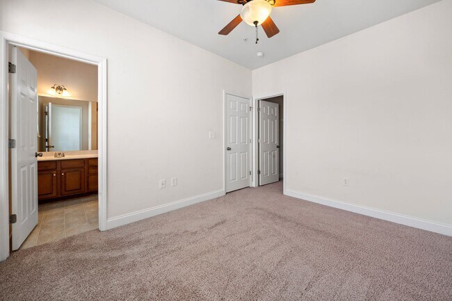 Building Photo - Fantastic Three Bedroom Townhouse in Charlotte