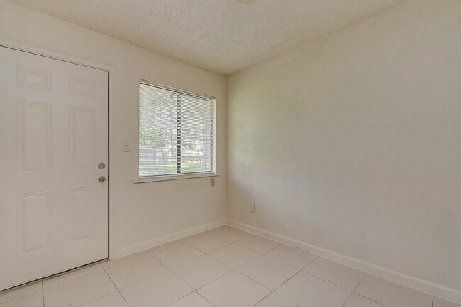 Building Photo - $1,450  3 Bedr/ 1 bath Beautiful Home in D...