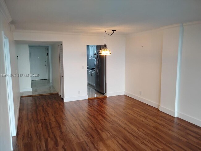 Building Photo - 250 Jacaranda Dr
