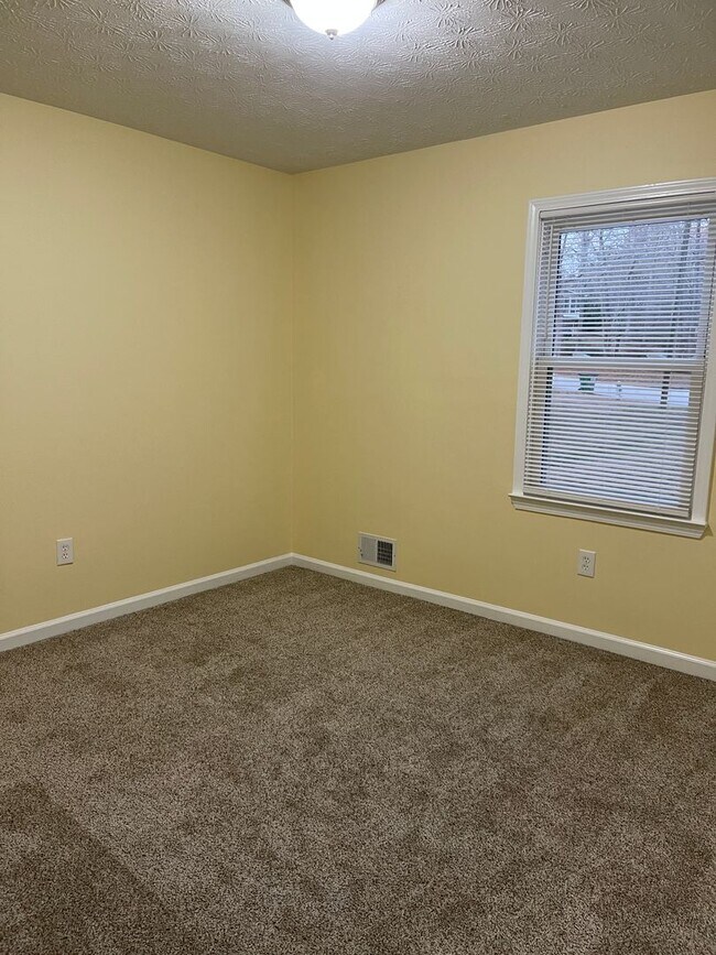Building Photo - Split Foyer Home with Fenced Yard