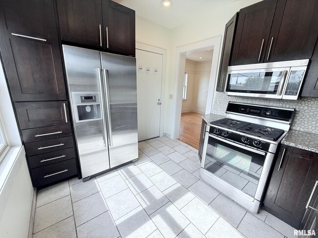 Building Photo - 421 13th St