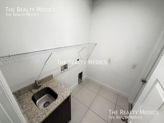 Building Photo - 2481 San Filippo Dr SE