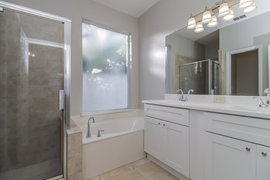 Building Photo - 738 Lake Biscayne Way